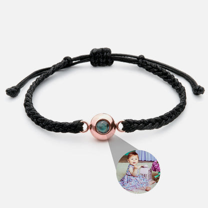 Person trägt Personalisiertes Fotoarmband mit Ihrem eigenen Bild (Test) – Lifestyle-Foto