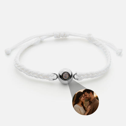 Person trägt Personalisiertes Fotoarmband mit Ihrem eigenen Bild (Test) – Lifestyle-Foto