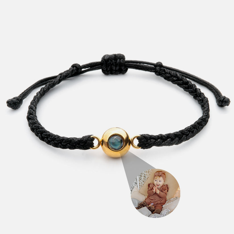 Personalisiertes Fotoarmband mit Ihrem eigenen Bild (Test) auf weißem Hintergrund