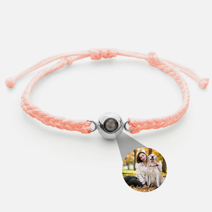 Person trägt Personalisiertes Fotoarmband mit Ihrem eigenen Bild (Test) – Lifestyle-Foto