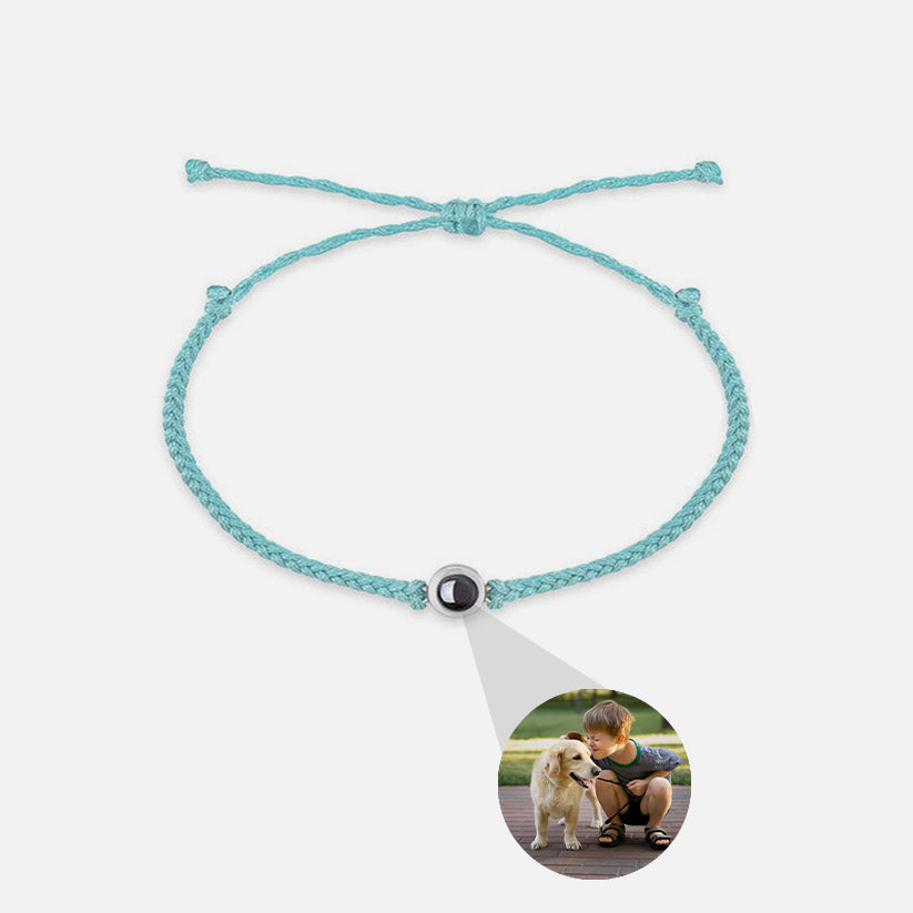 Person trägt Personalisiertes Fotoarmband mit Ihrem eigenen Bild (Test) – Lifestyle-Foto