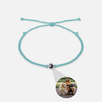 Person trägt Personalisiertes Fotoarmband mit Ihrem eigenen Bild (Test) – Lifestyle-Foto