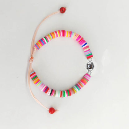 Projektionsarmband mit Anhänger – handgefertigt aus farbigem Polymer