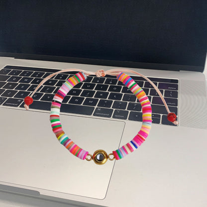 Projektionsarmband mit Anhänger – handgefertigt aus farbigem Polymer