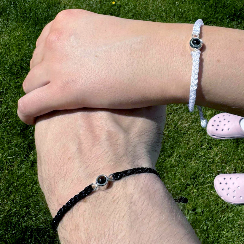 Person trägt Personalisiertes Fotoarmband mit Ihrem eigenen Bild (Test) – Lifestyle-Foto