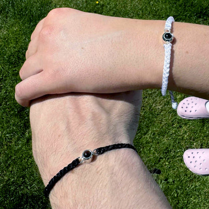 Person trägt Personalisiertes Fotoarmband mit Ihrem eigenen Bild (Test) – Lifestyle-Foto