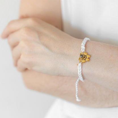 Geflochtenes Hundekralle-Armband mit Foto-Projektion