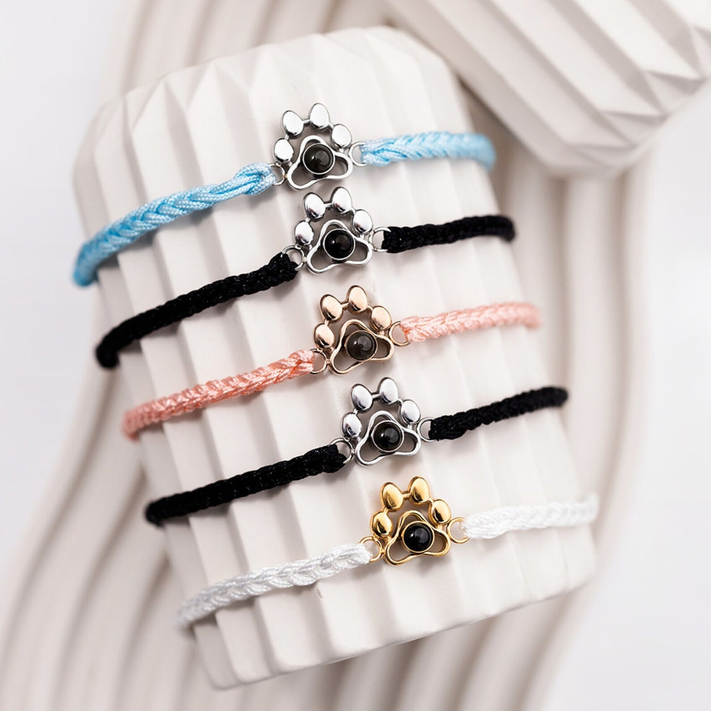 Geflochtenes Hundekralle-Armband mit Foto-Projektion