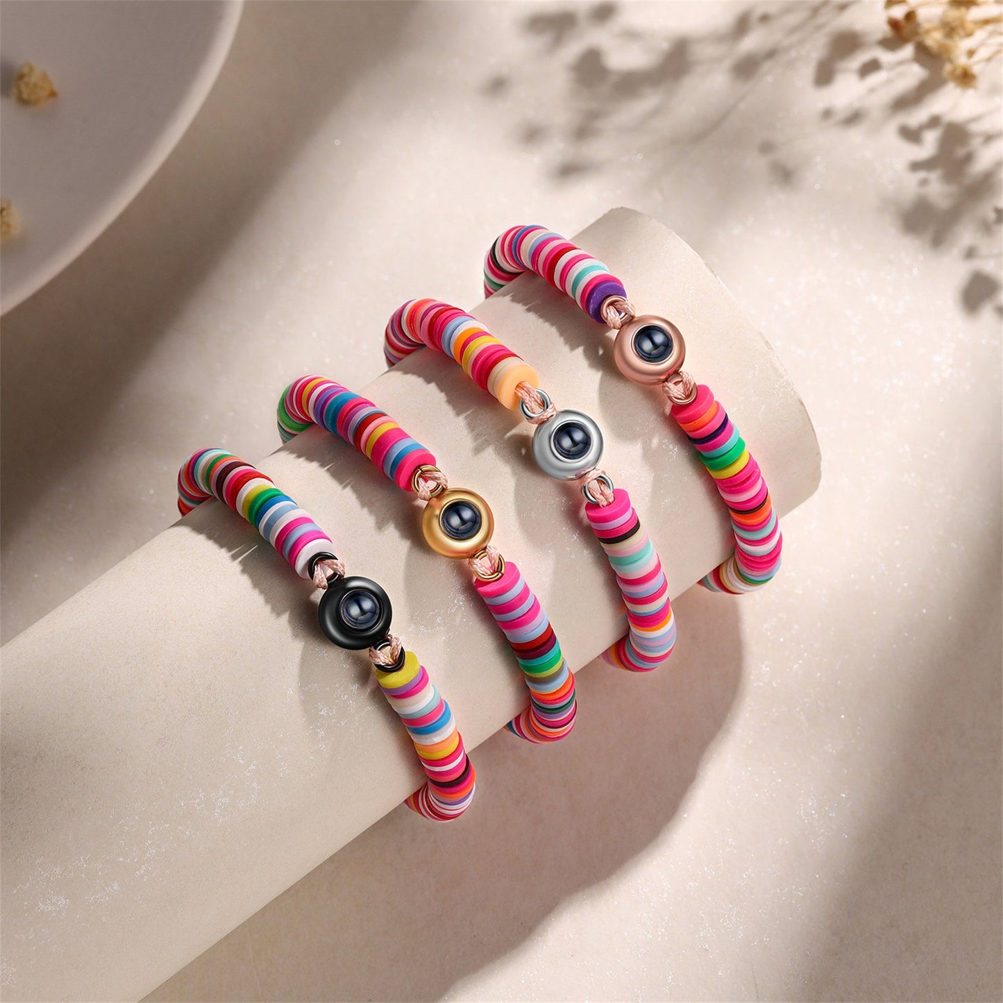 Projektionsarmband mit Anhänger – handgefertigt aus farbigem Polymer