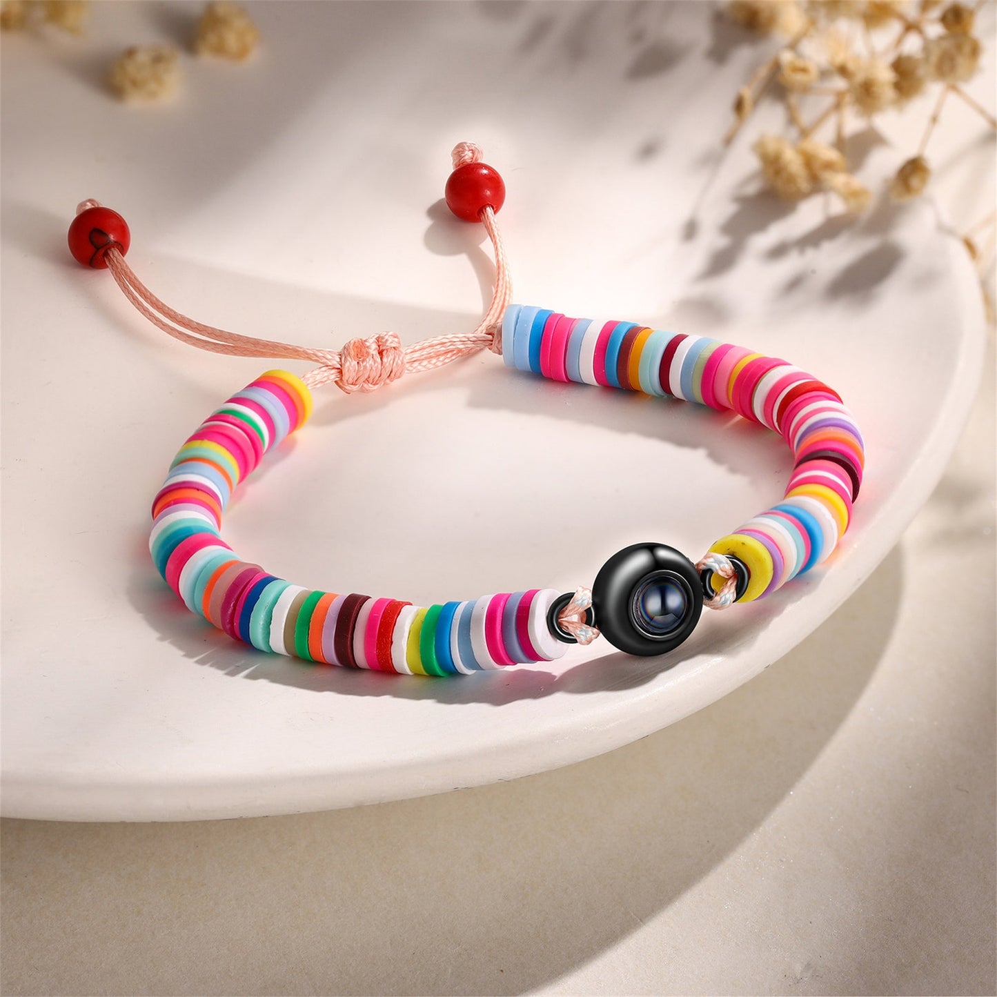 Projektionsarmband mit Anhänger – handgefertigt aus farbigem Polymer